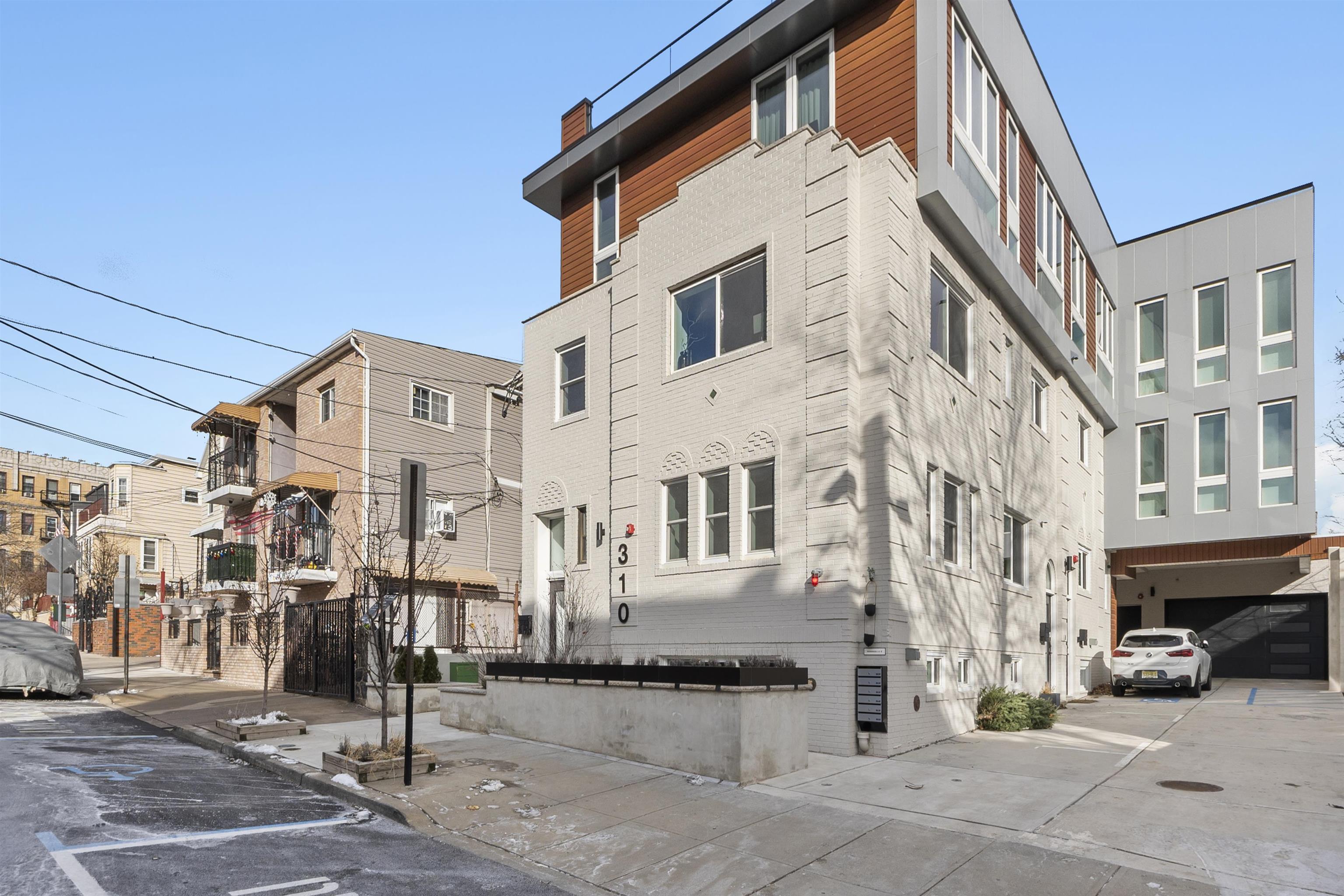310 4TH ST Unit: 2