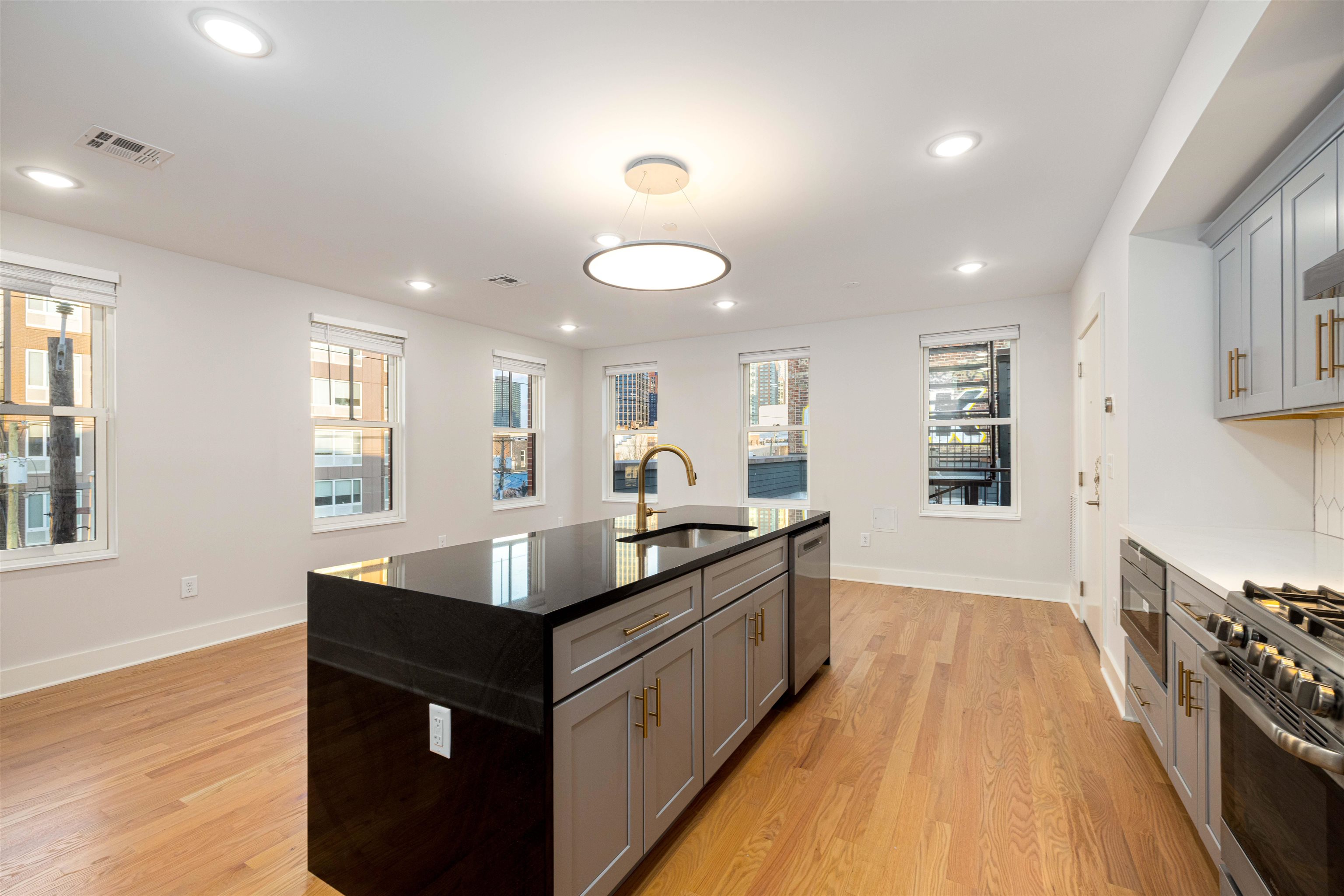 175 CHRISTOPHER COLUMBUS DR Unit: 3B