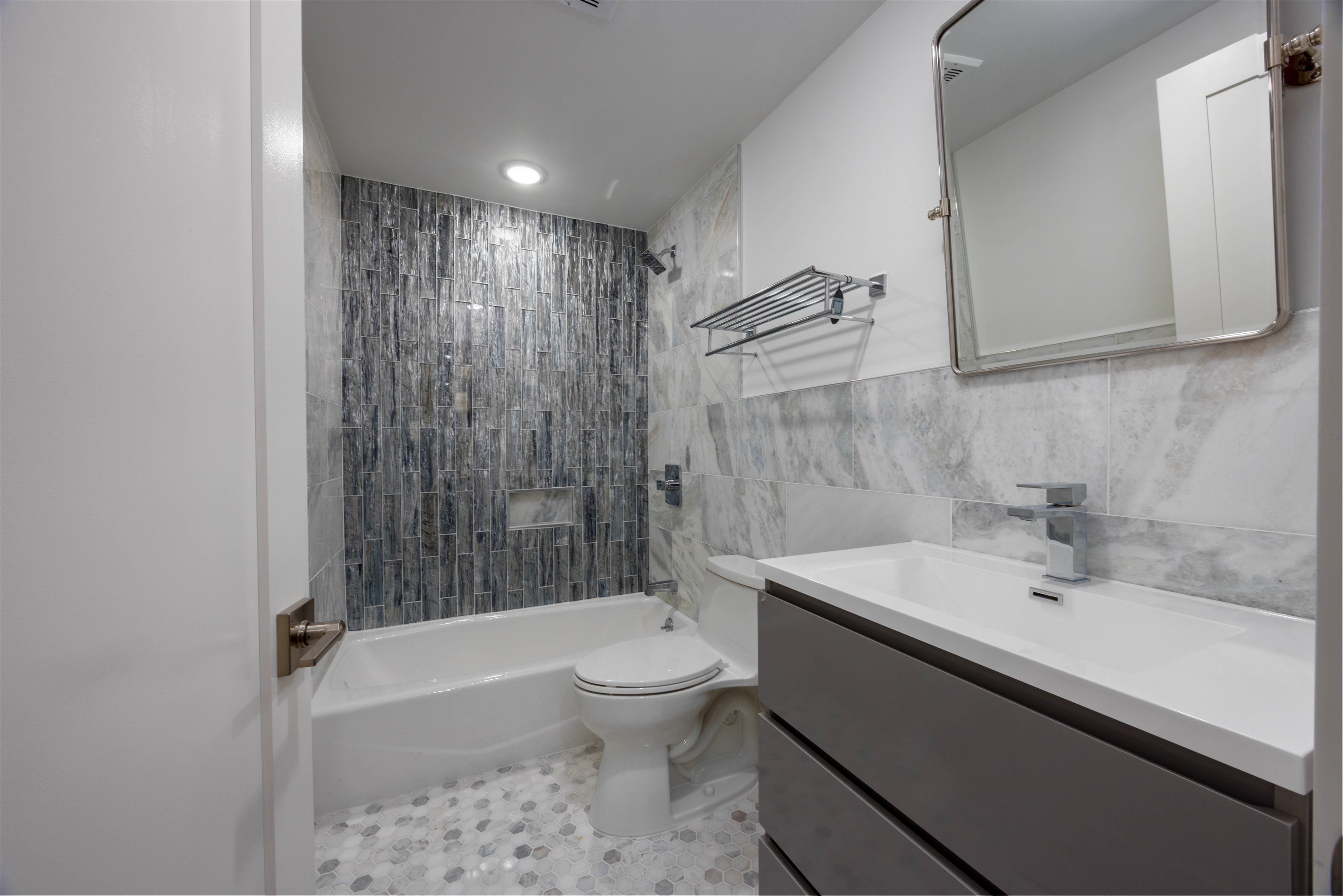 175 CHRISTOPHER COLUMBUS DR Unit: 3B