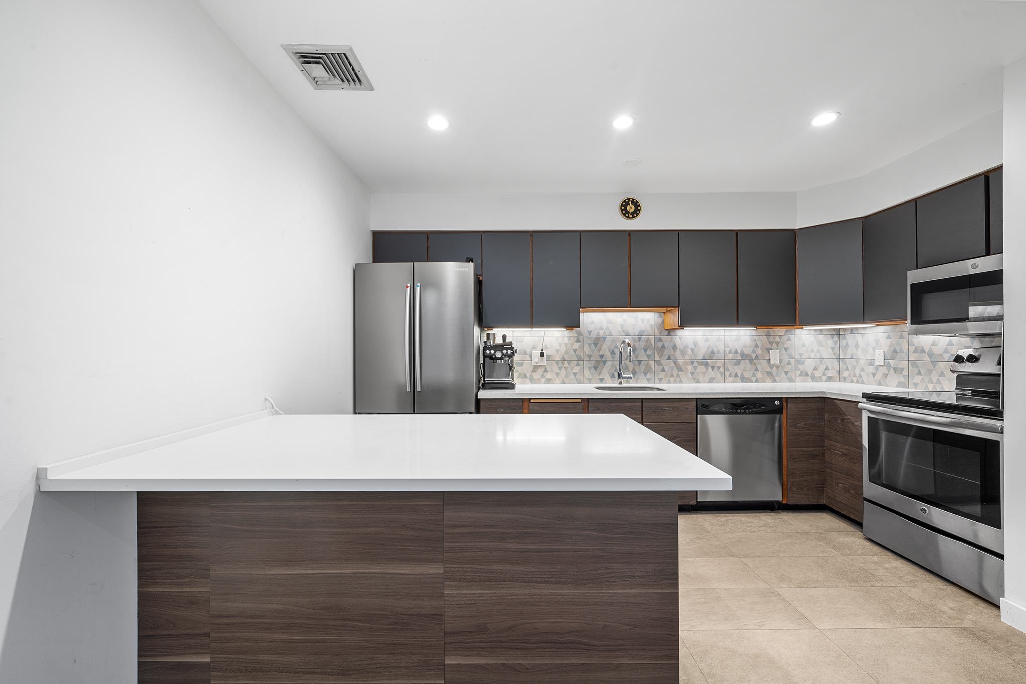 9249 KENNEDY BLVD Unit: 423