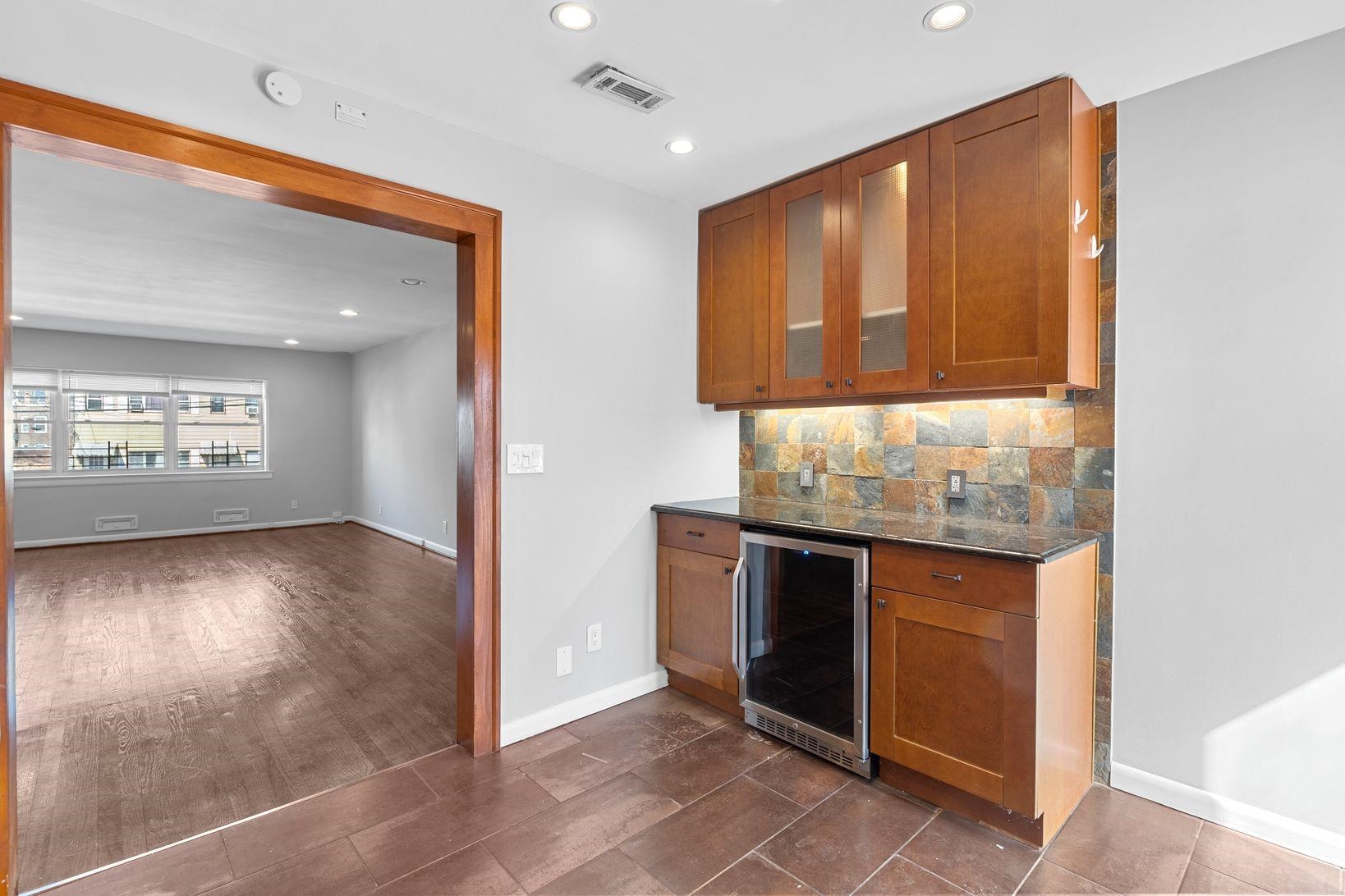 86 PALISADE AVE Unit: Apt 2