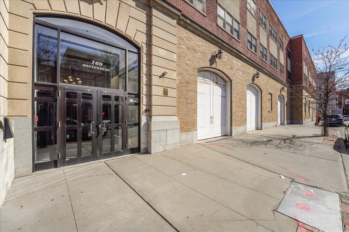 769 MONTGOMERY ST Unit: 215