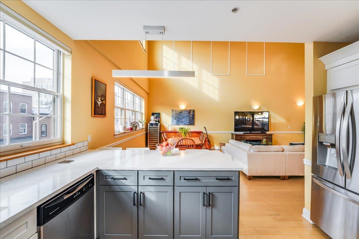 769 MONTGOMERY ST Unit: 215