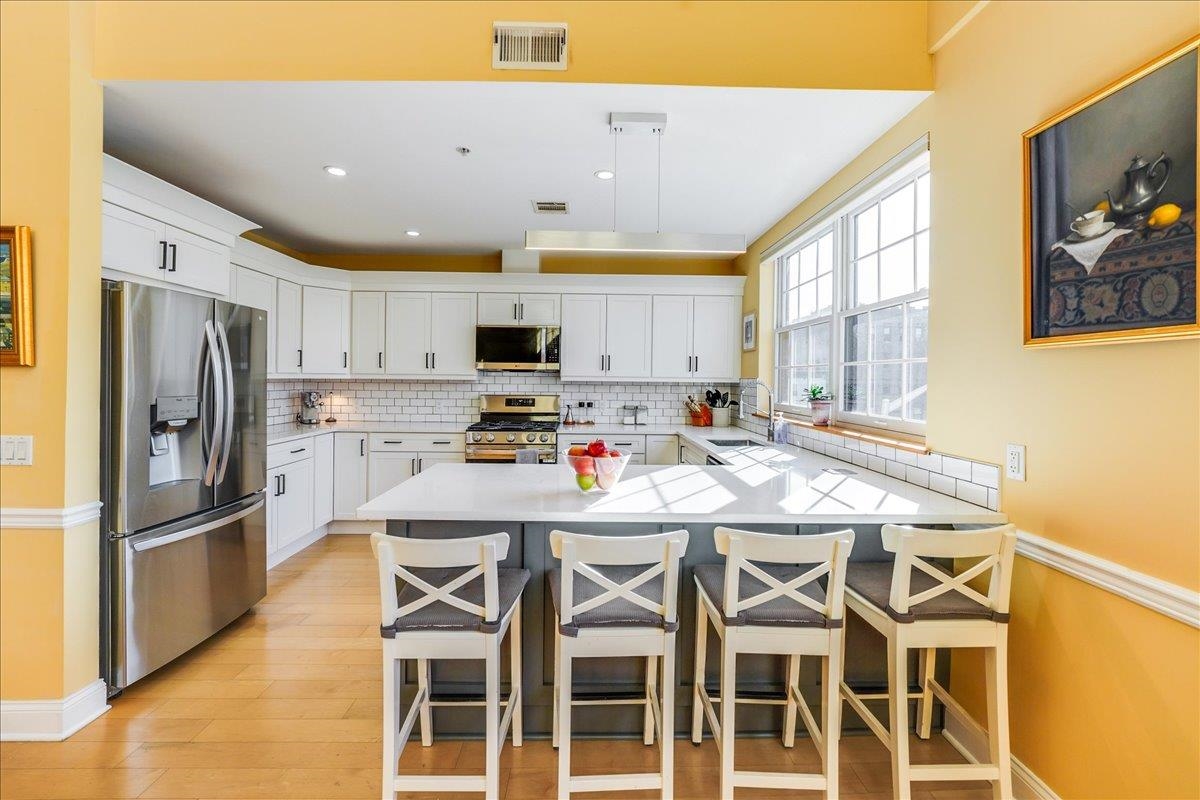 769 MONTGOMERY ST Unit: 215