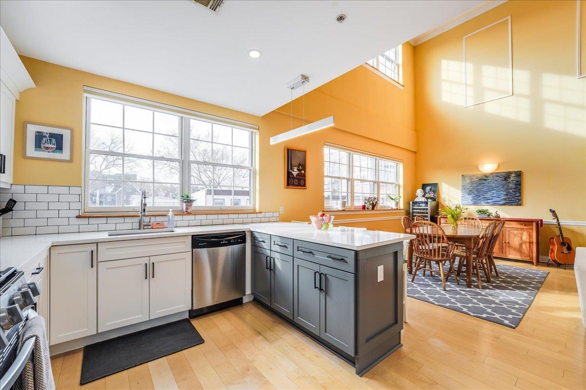 769 MONTGOMERY ST Unit: 215