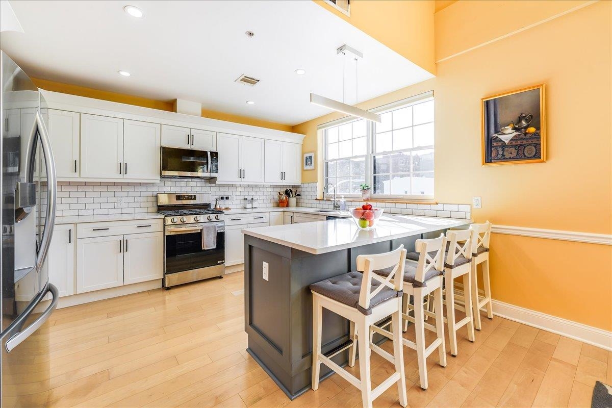 769 MONTGOMERY ST Unit: 215