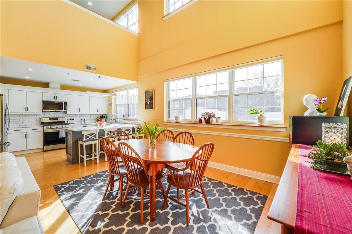 769 MONTGOMERY ST Unit: 215