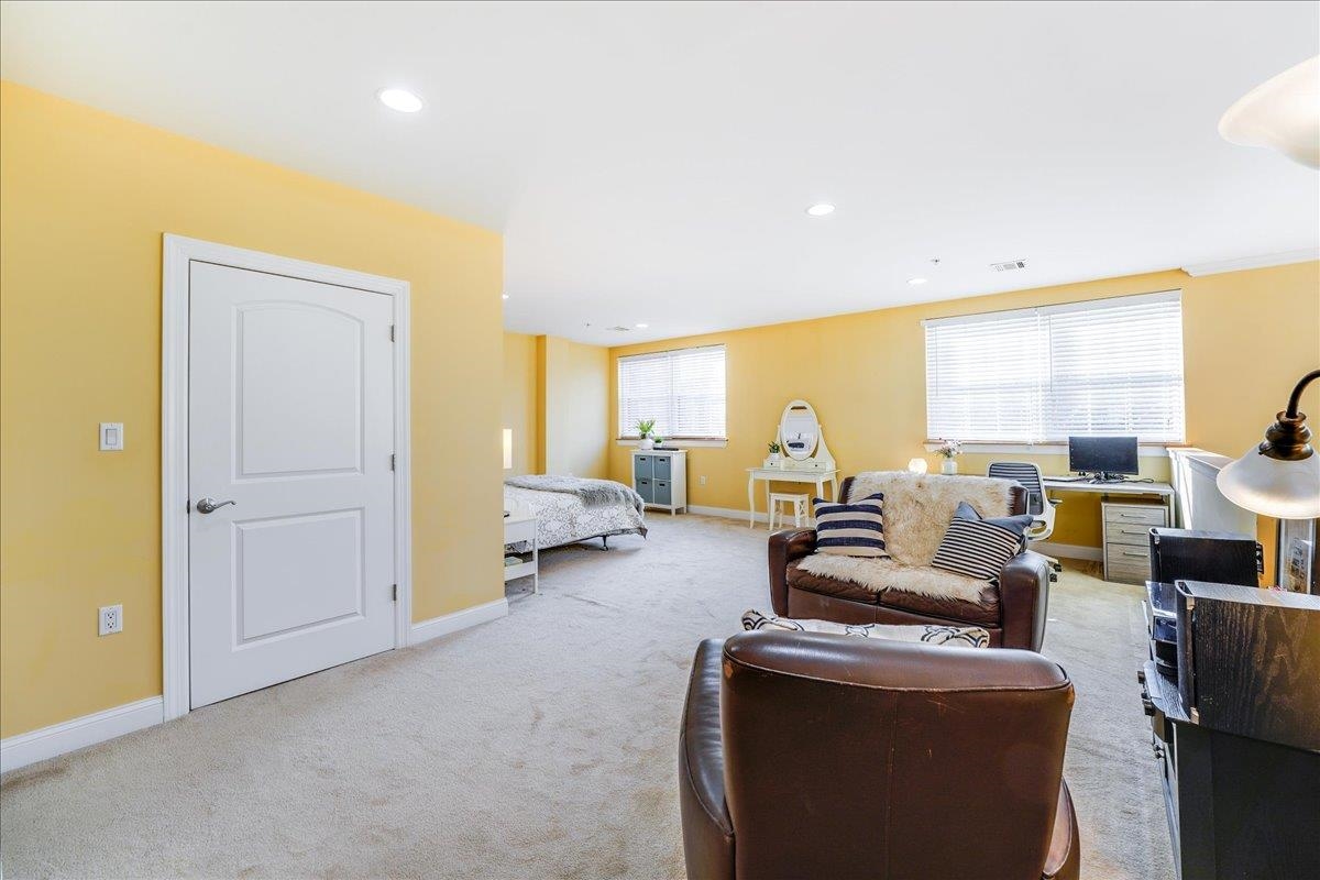 769 MONTGOMERY ST Unit: 215