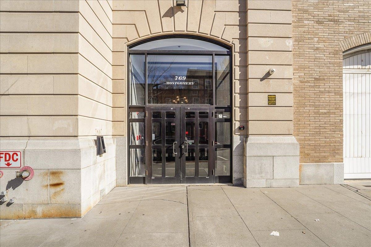 769 MONTGOMERY ST Unit: 215