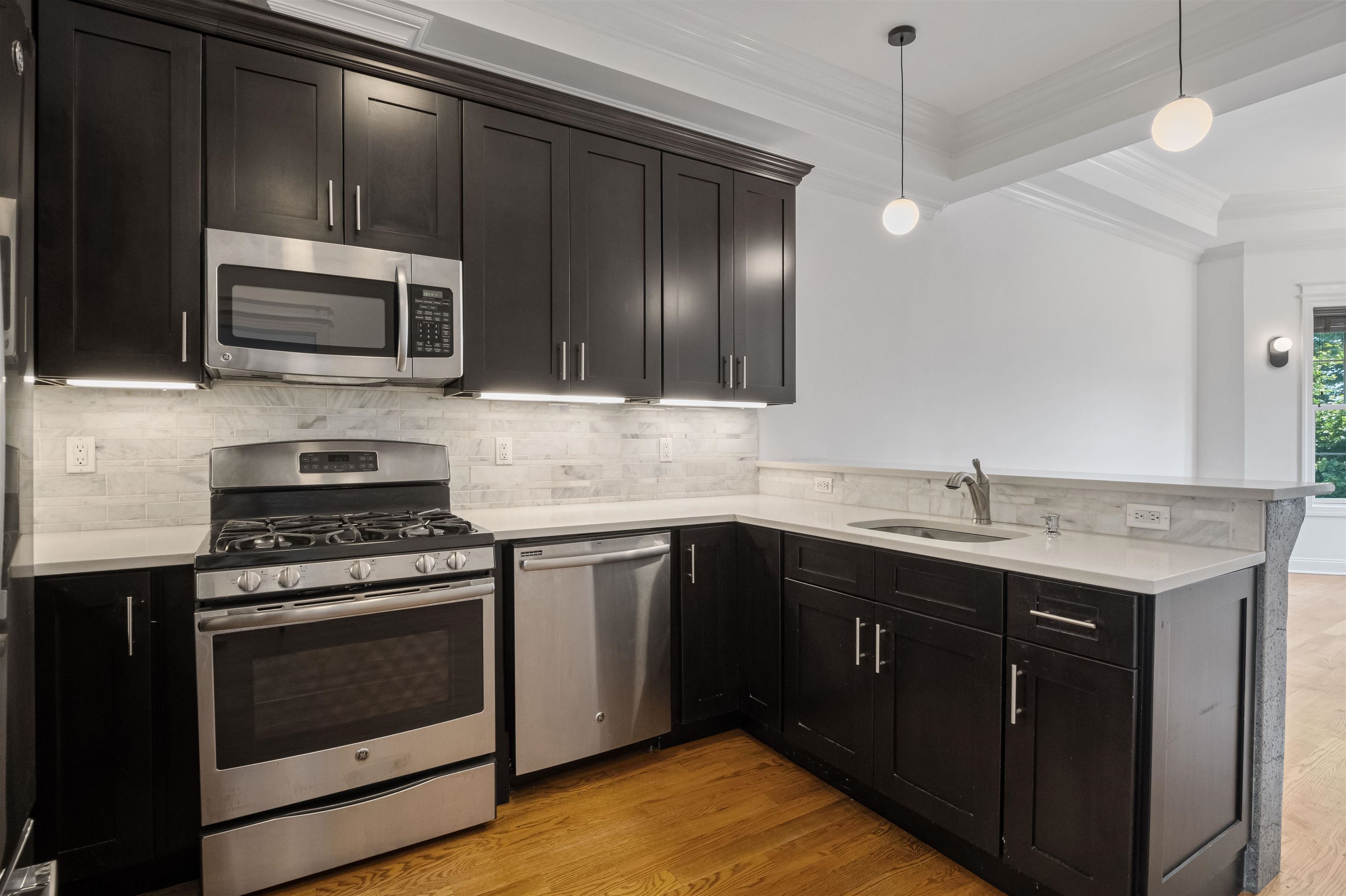 101 LEONARD ST Unit: Floor 2