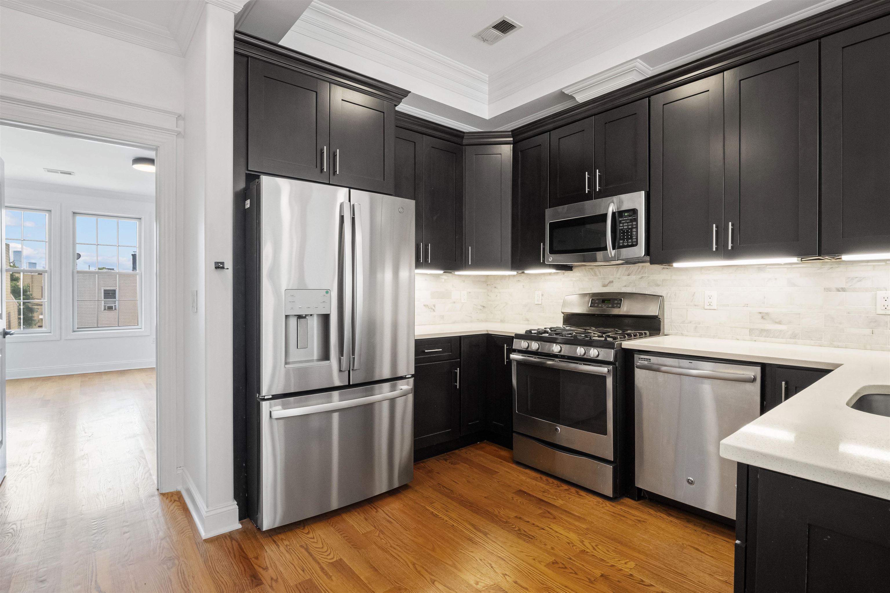 101 LEONARD ST Unit: Floor 2