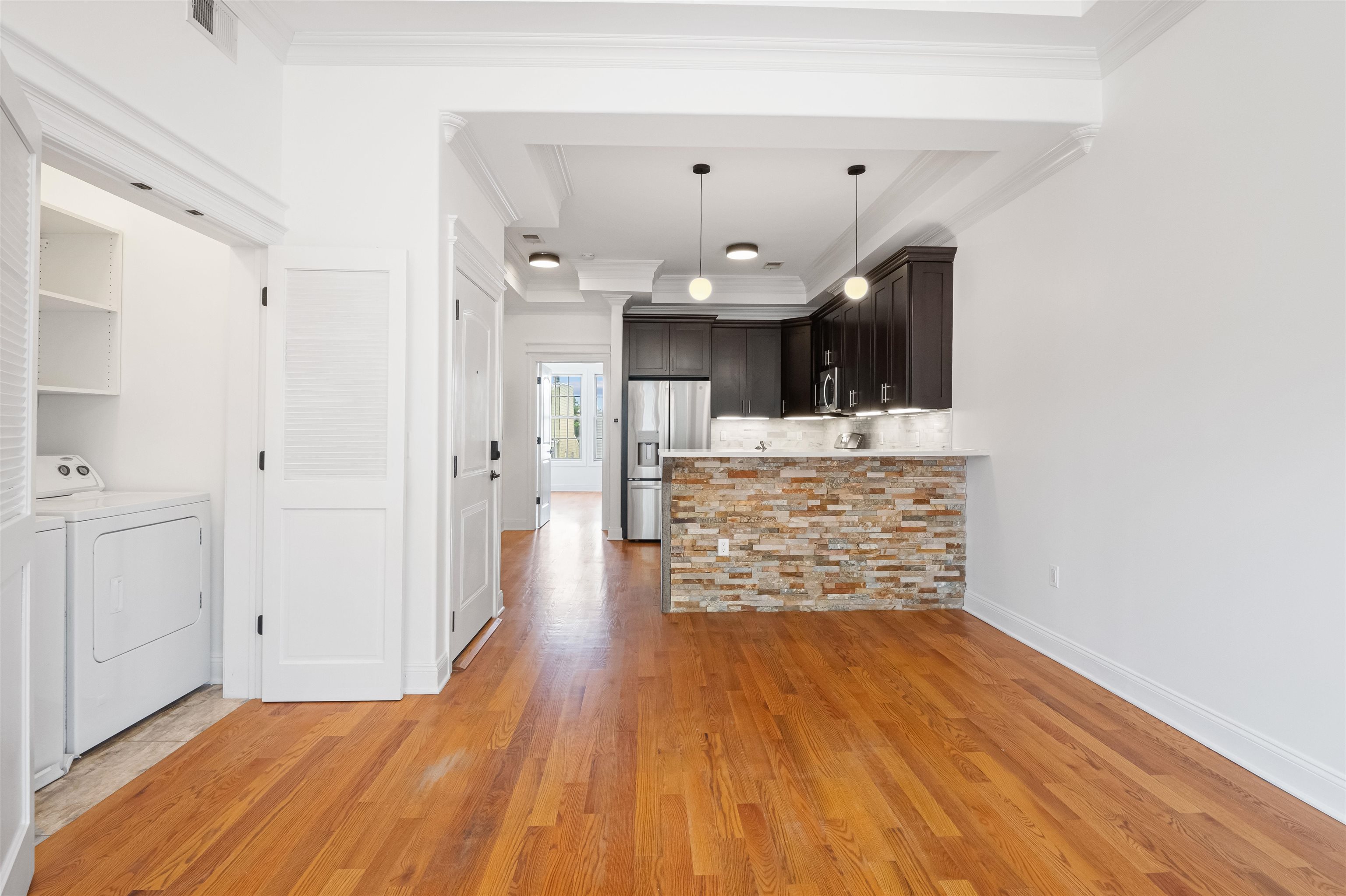101 LEONARD ST Unit: Floor 2