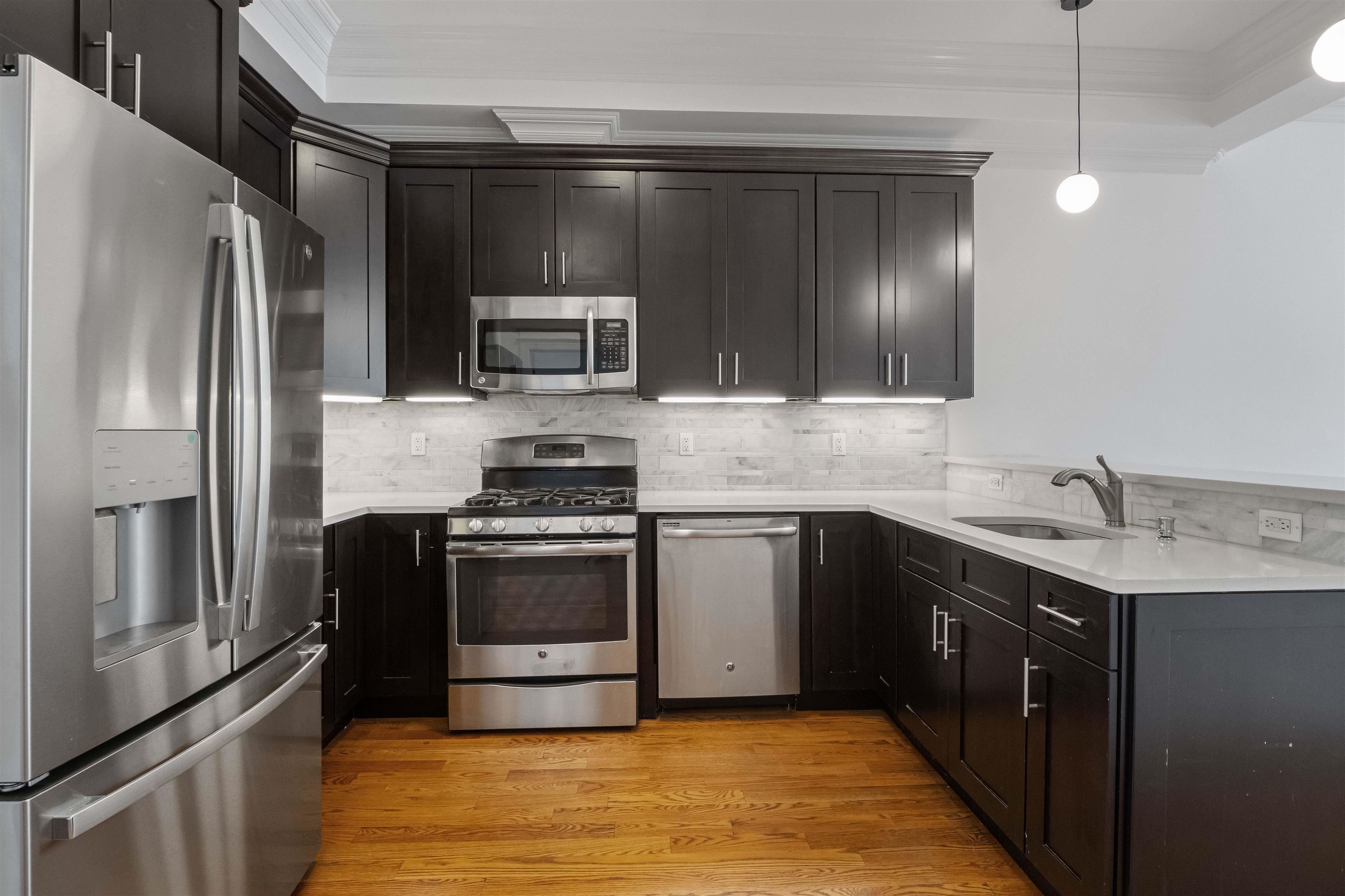 101 LEONARD ST Unit: Floor 2