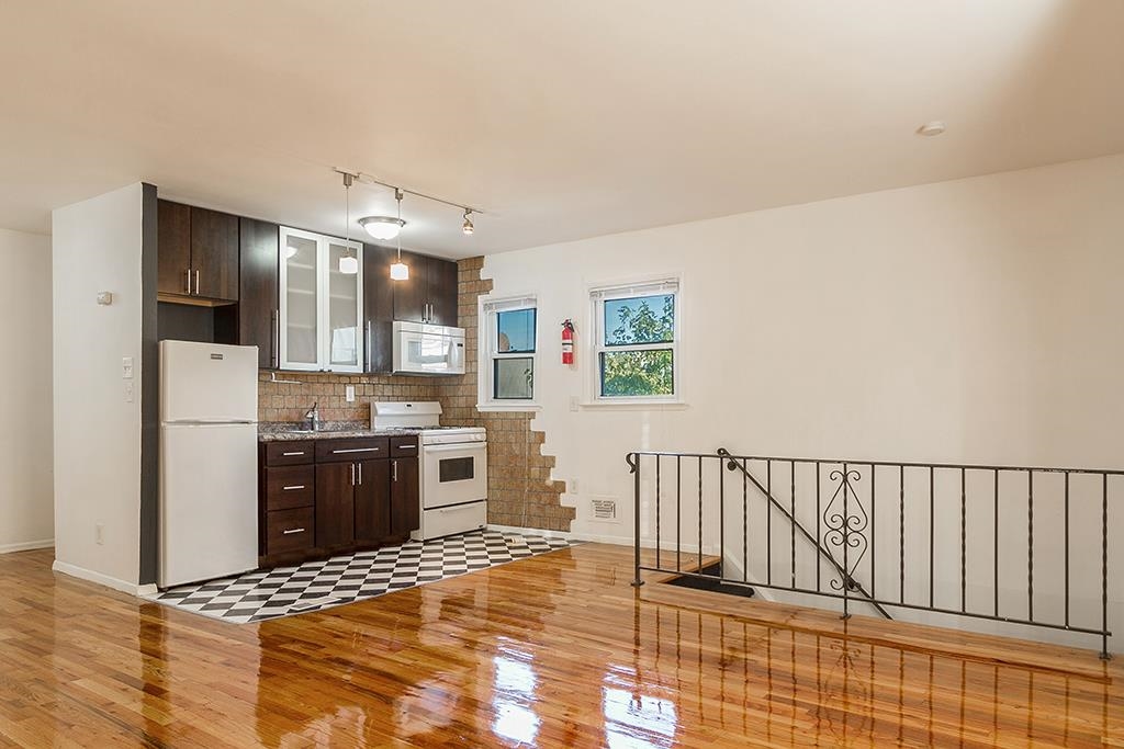 2 PINECREST RD