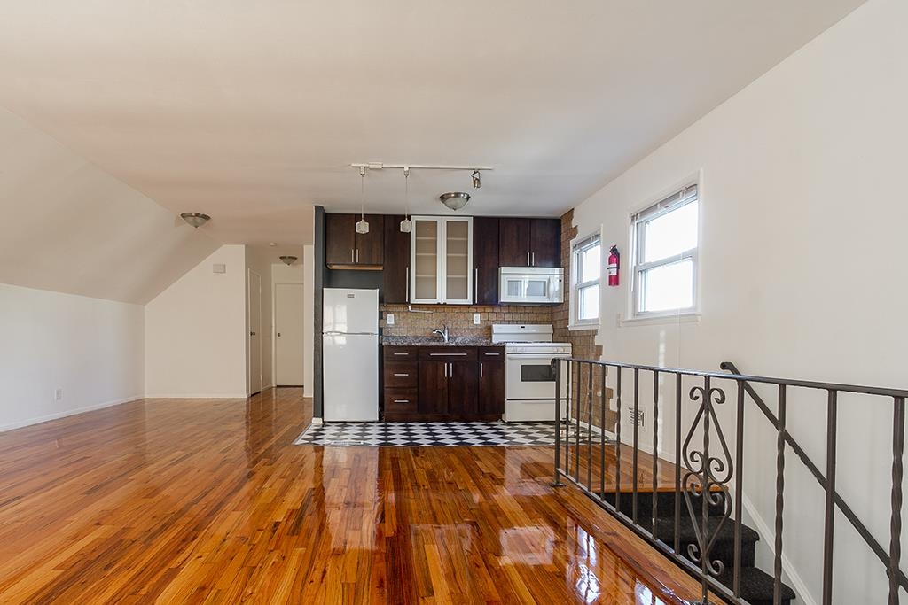 2 PINECREST RD