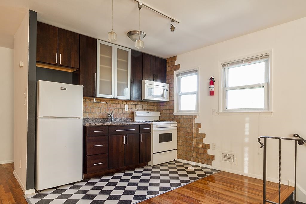 2 PINECREST RD