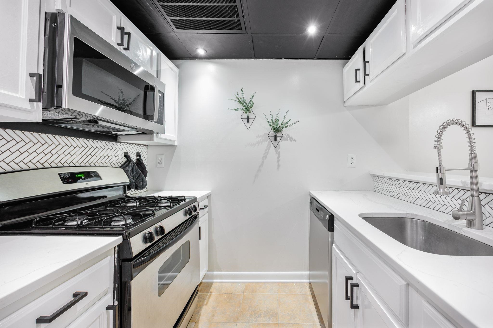 227 CHRISTOPHER COLUMBUS DR Unit: 105b