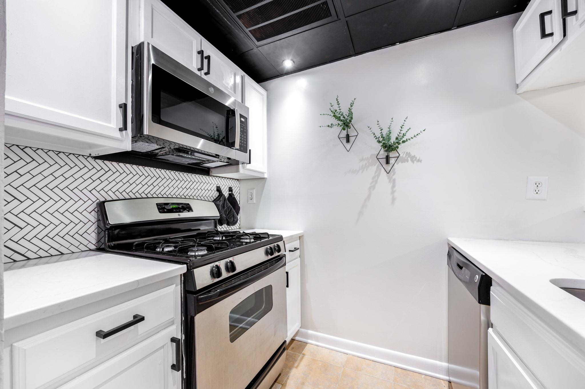 227 CHRISTOPHER COLUMBUS DR Unit: 105b