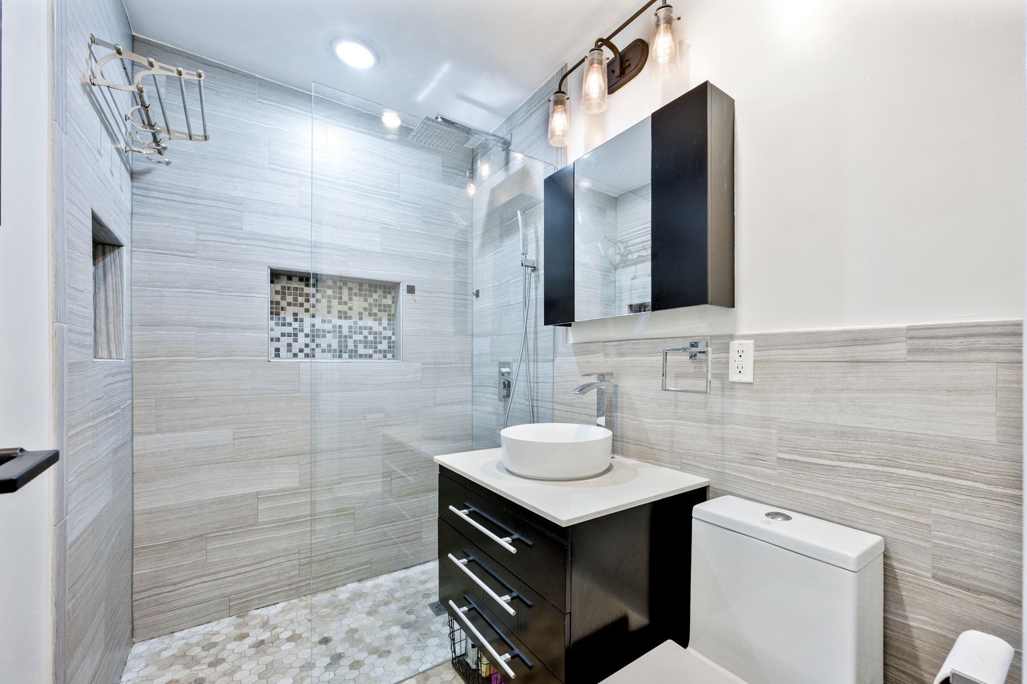 227 CHRISTOPHER COLUMBUS DR Unit: 105b