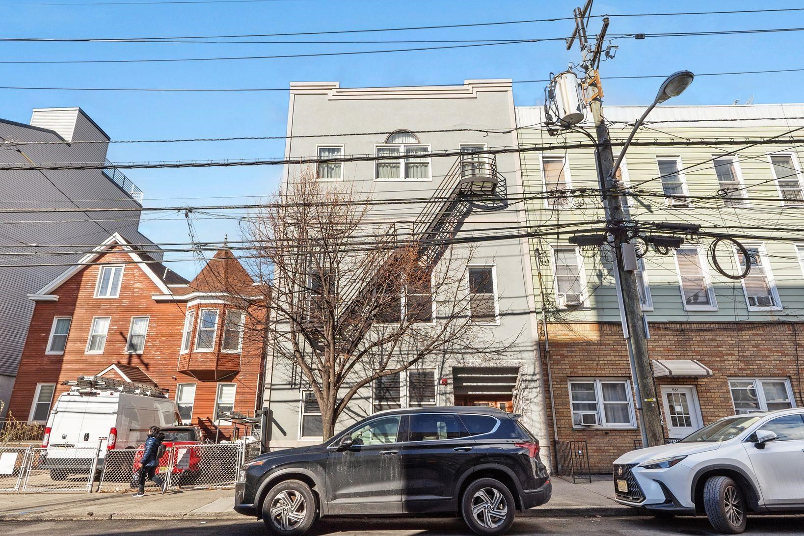 579 PALISADE AVE Unit: 1