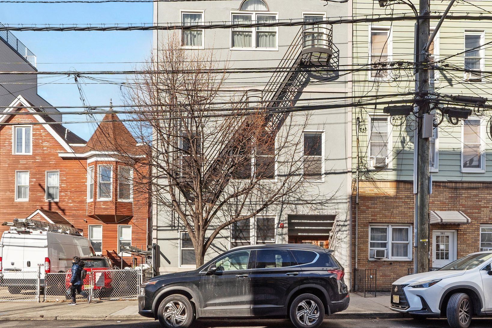 579 PALISADE AVE Unit: 1