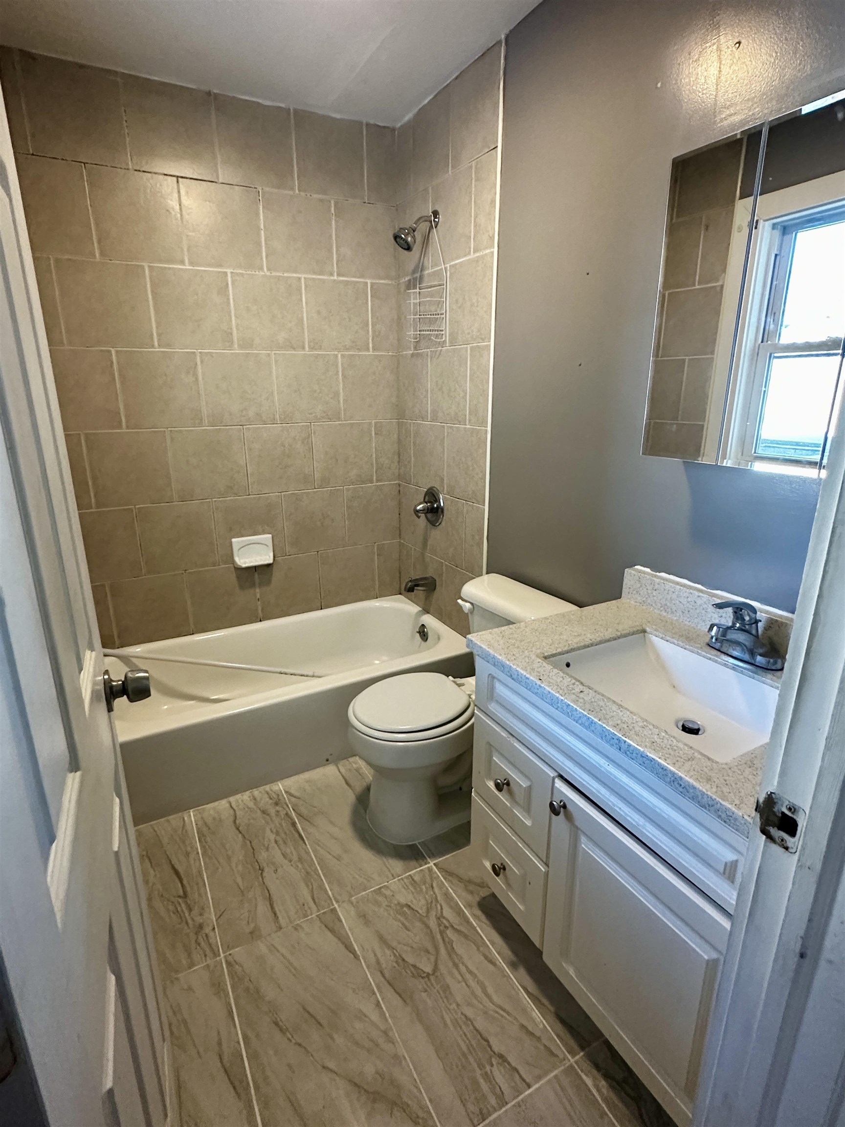 741 SUMMER AVE Unit: 1
