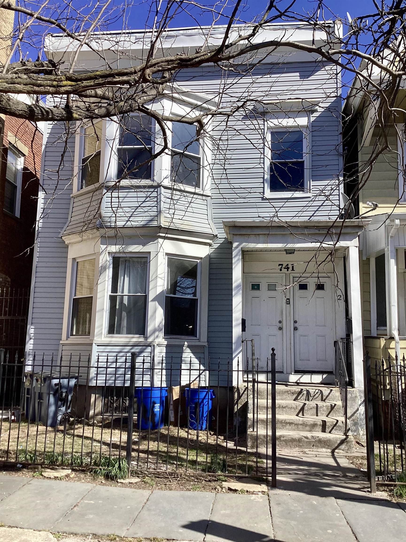 741 SUMMER AVE Unit: 1