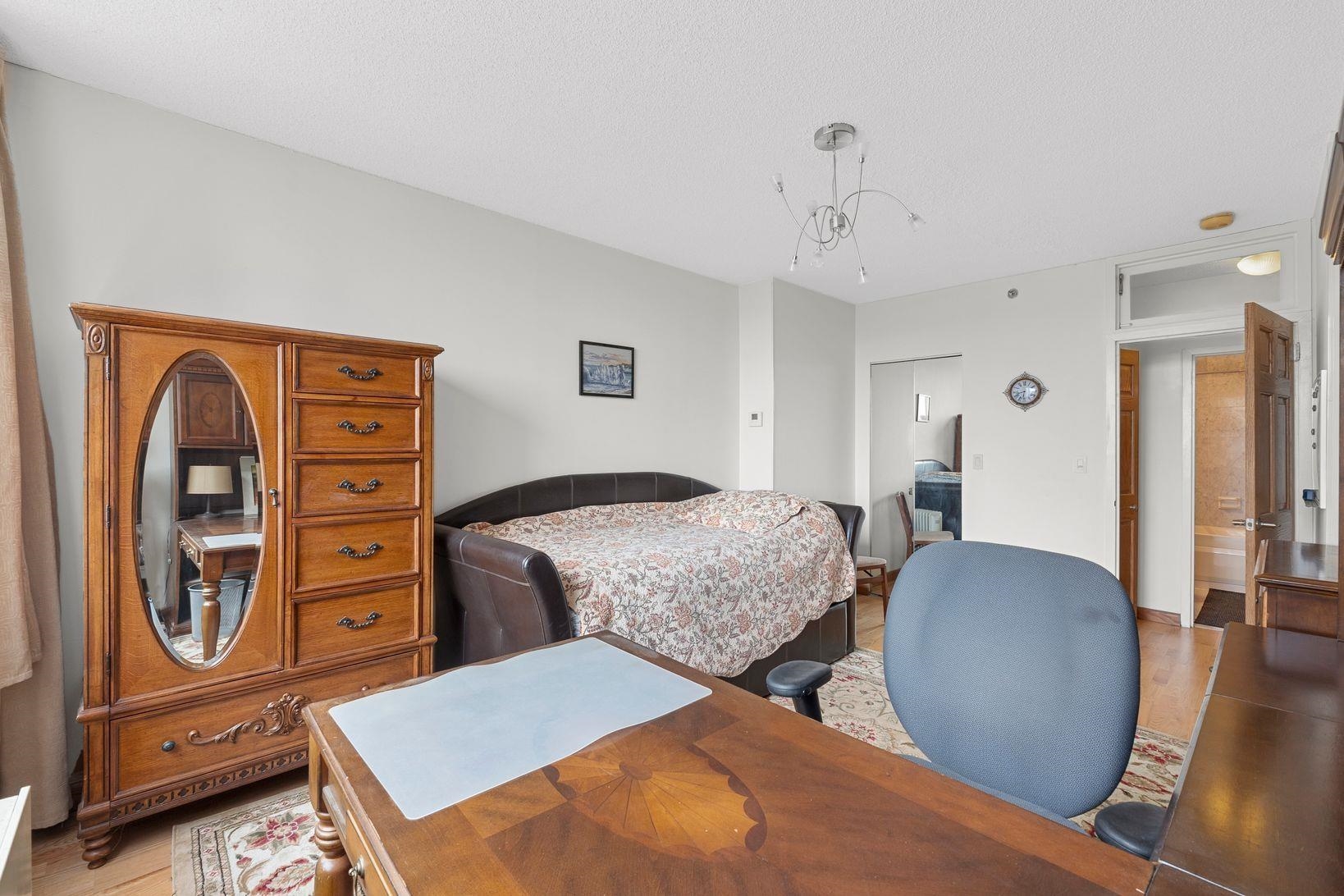 45 RIVER DR SOUTH Unit: 715
