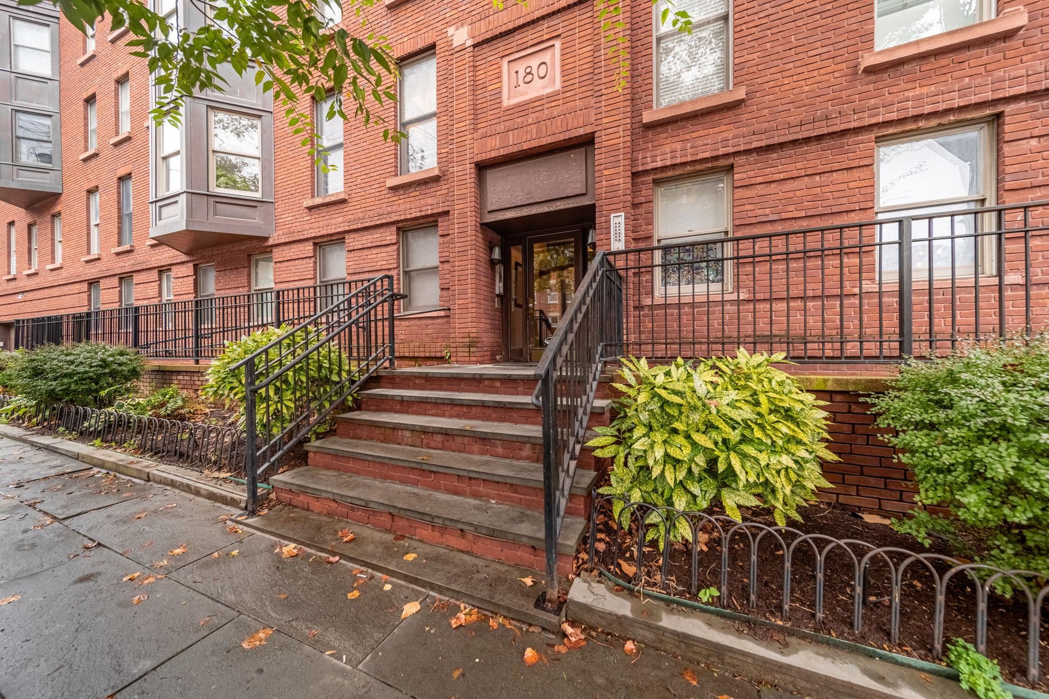 180 WASHINGTON ST Unit: 6