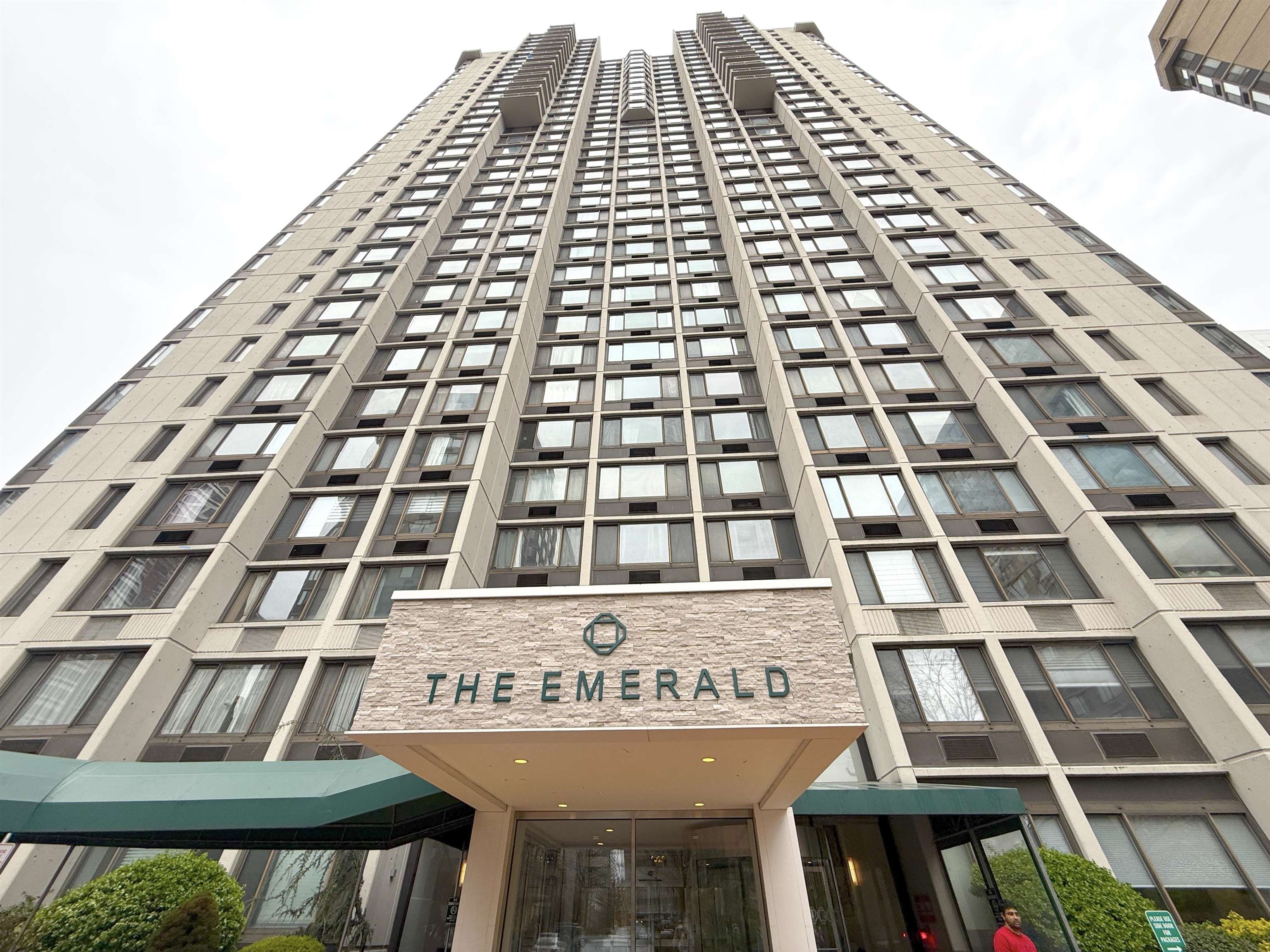 45 RIVER DR SOUTH Unit: 1906