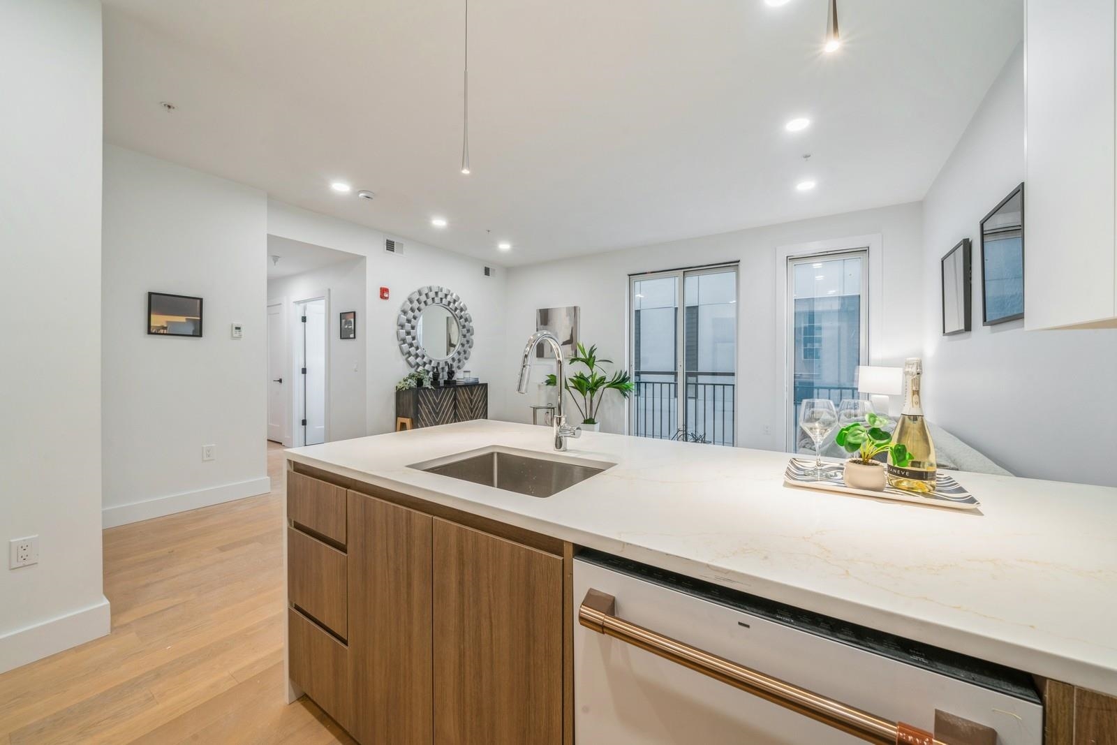 160 BRUNSWICK ST Unit: 204