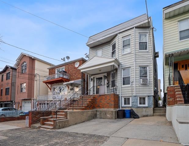 132 GRACE ST