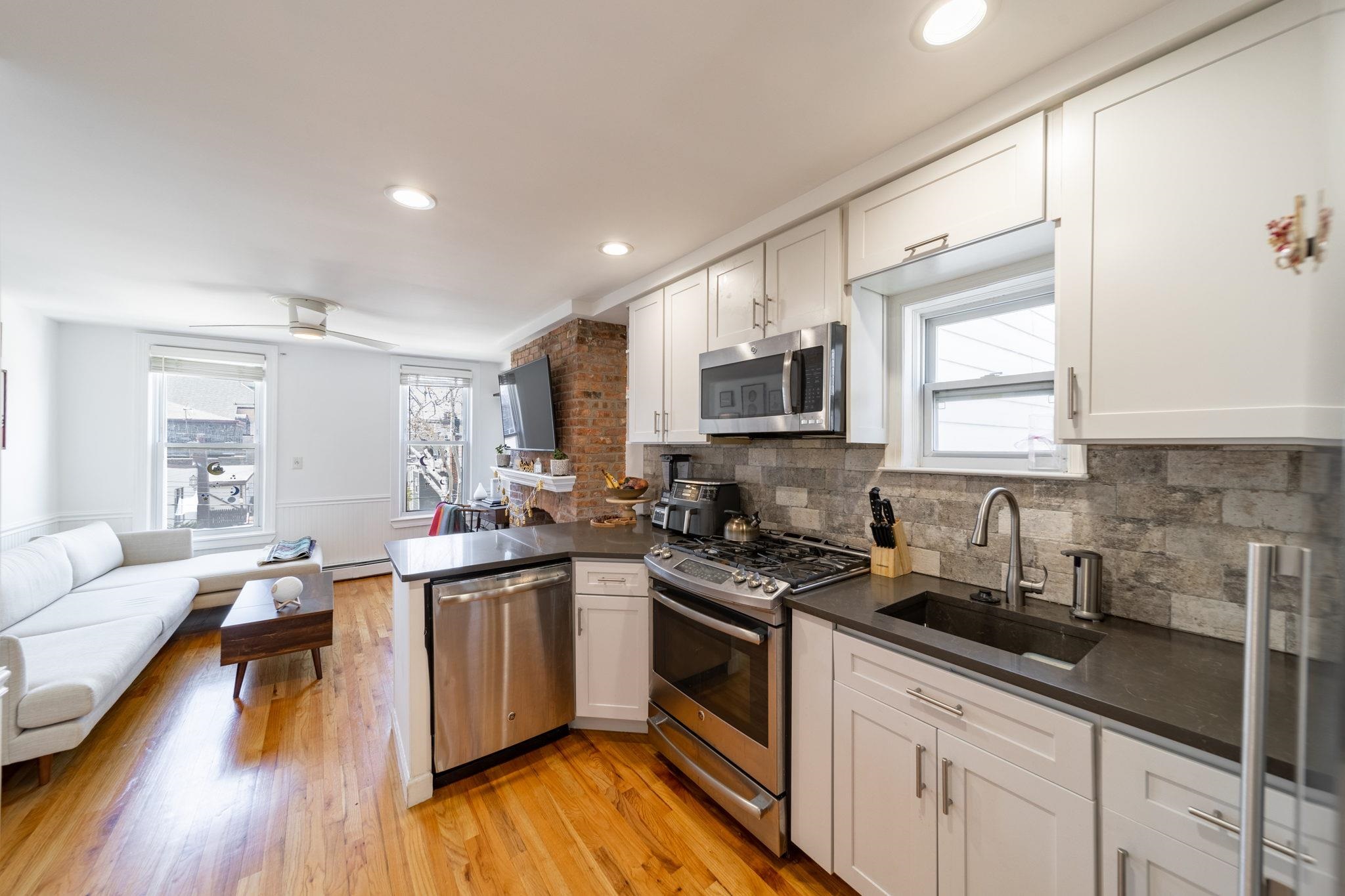 466 MONMOUTH ST Unit: 3L