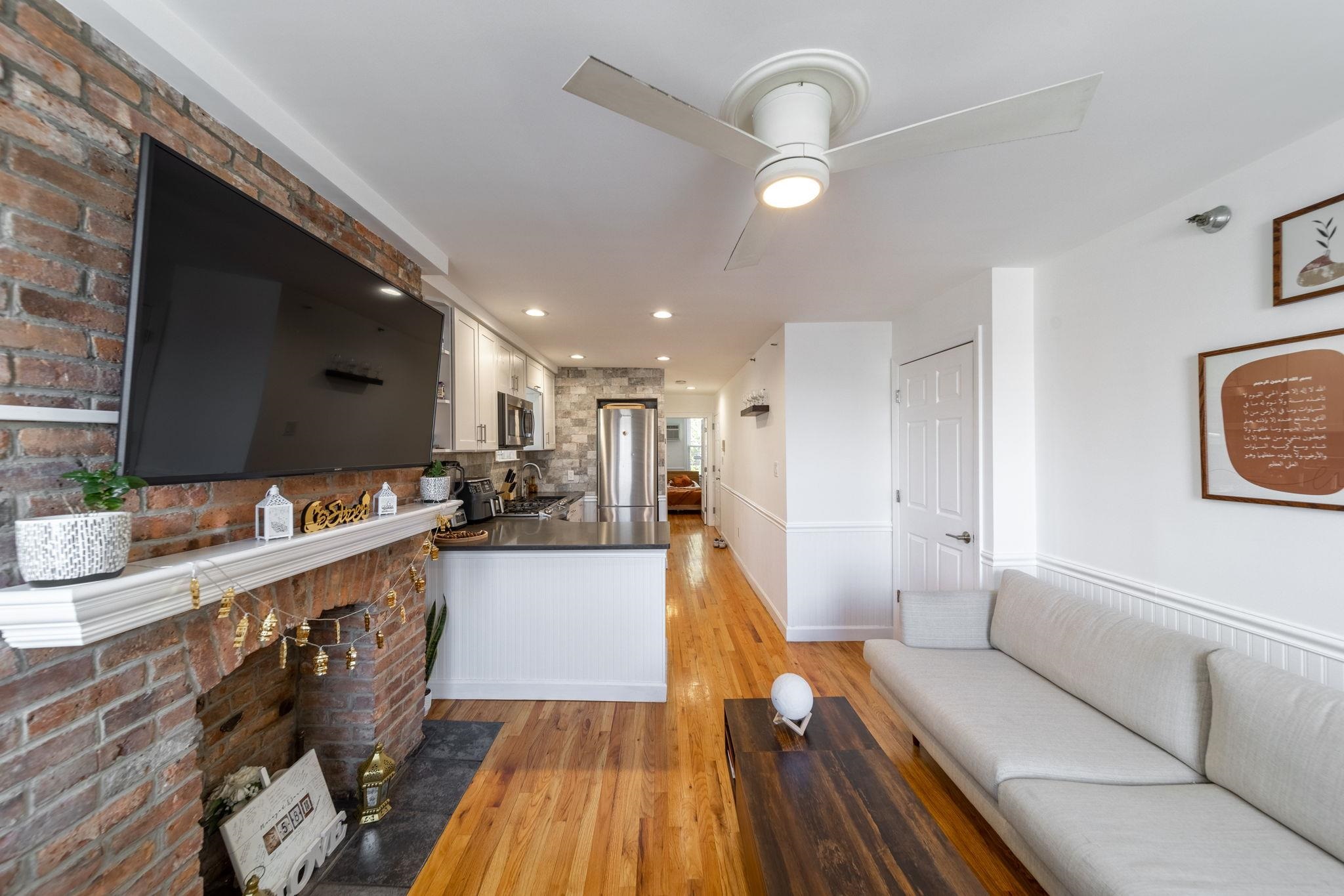 466 MONMOUTH ST Unit: 3L