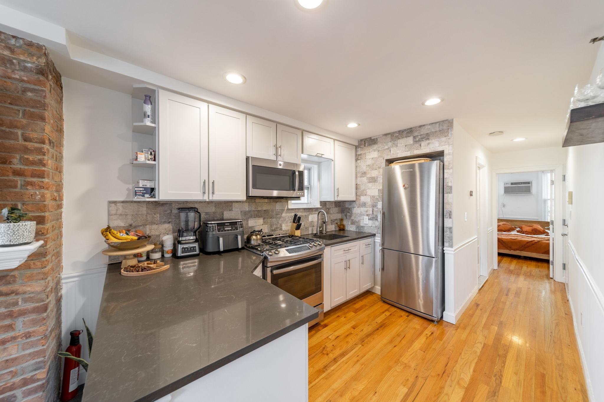 466 MONMOUTH ST Unit: 3L
