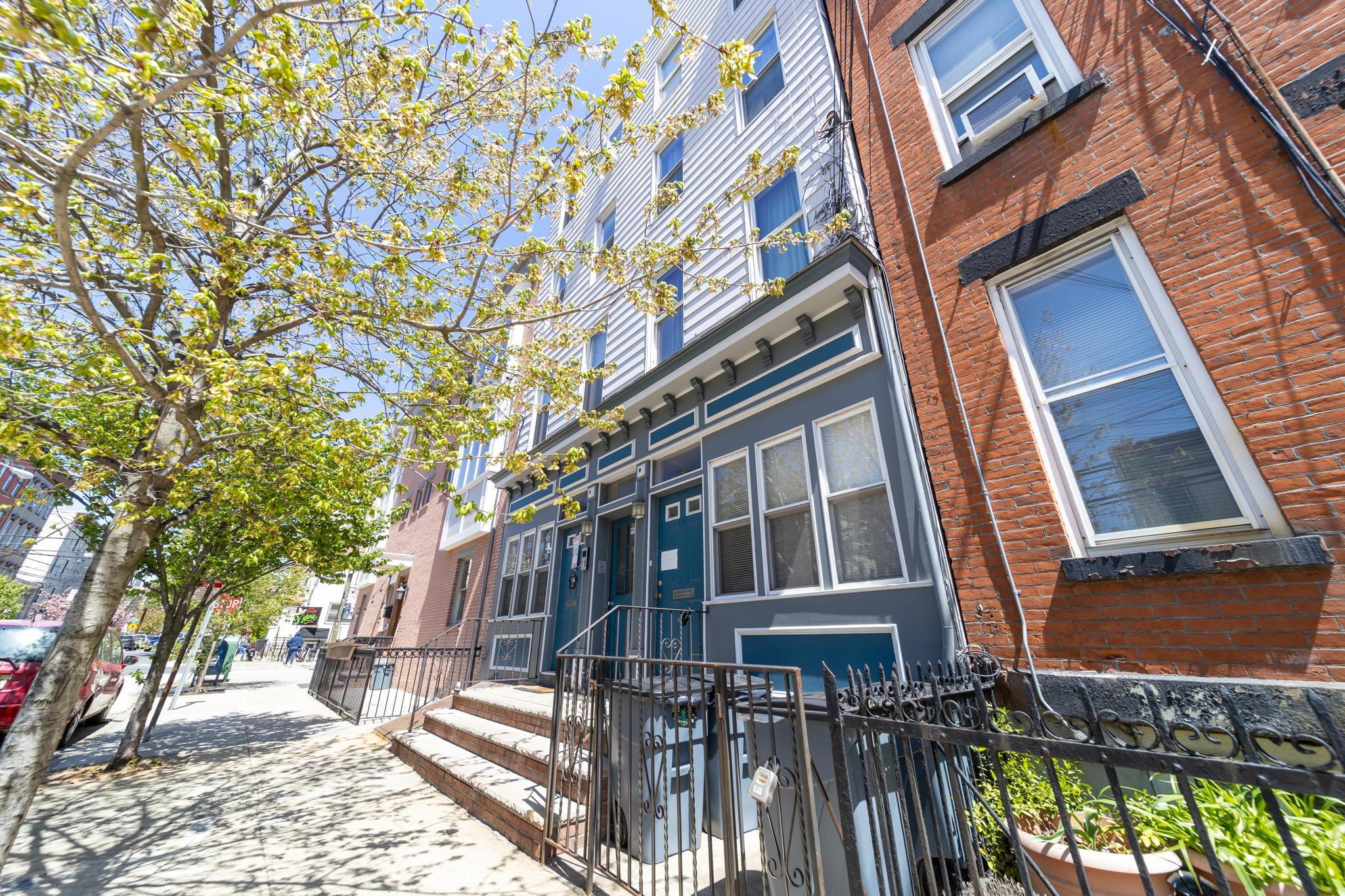 466 MONMOUTH ST Unit: 3L