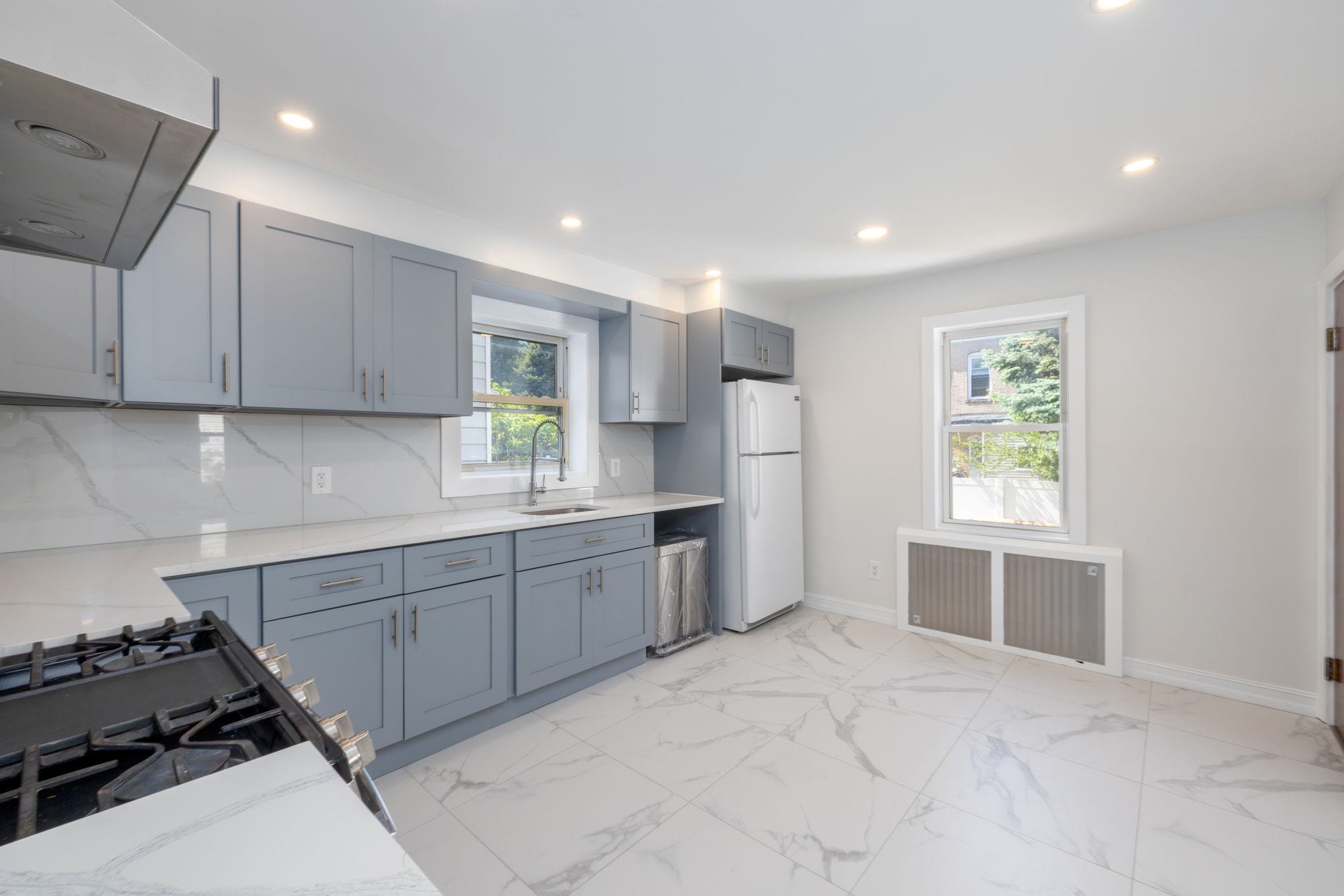 100 WEST 46TH ST Unit: 1