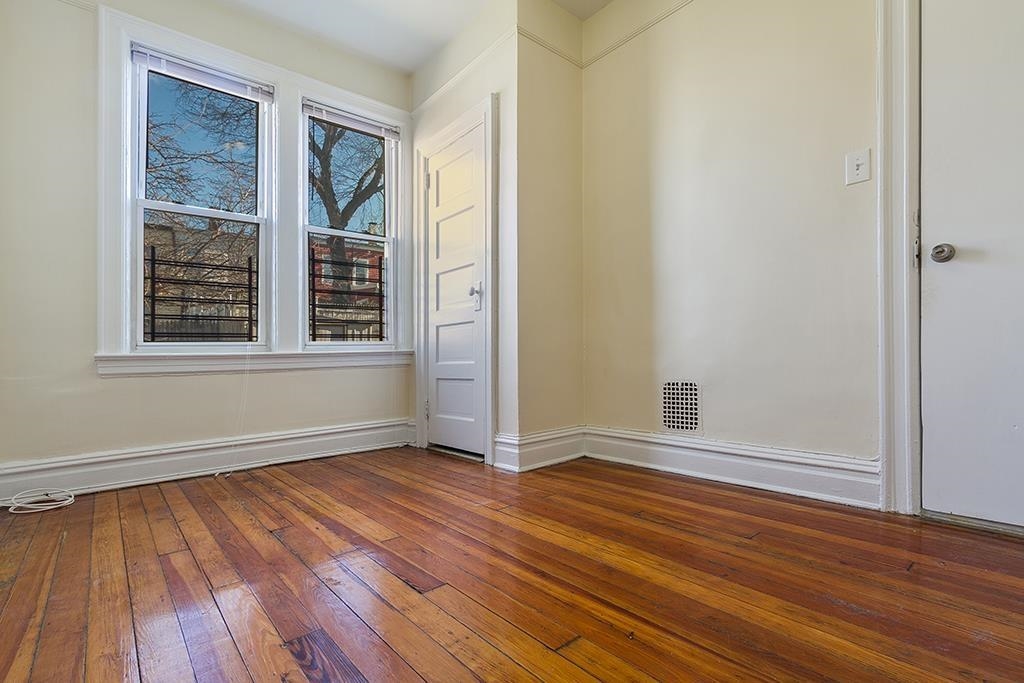 298 PEARSALL AVE