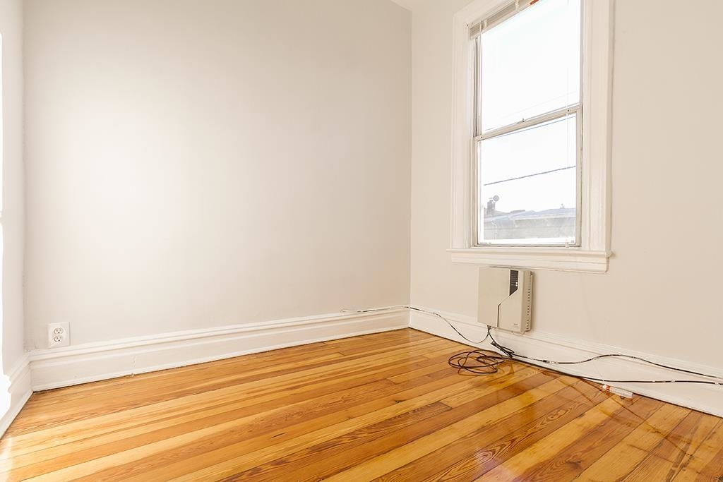 298 PEARSALL AVE