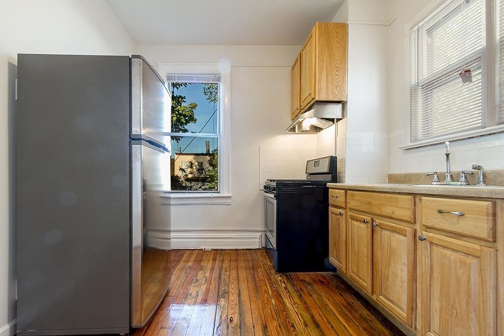 298 PEARSALL AVE