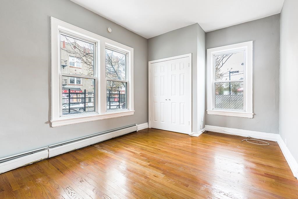 1043 BROADWAY