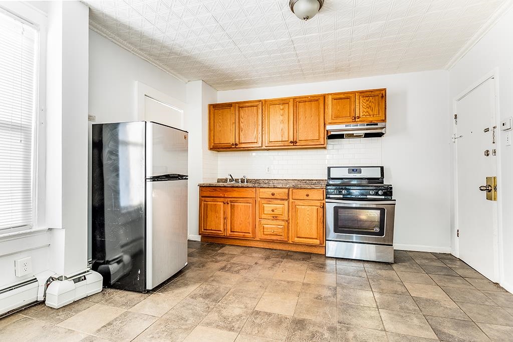 1043 BROADWAY