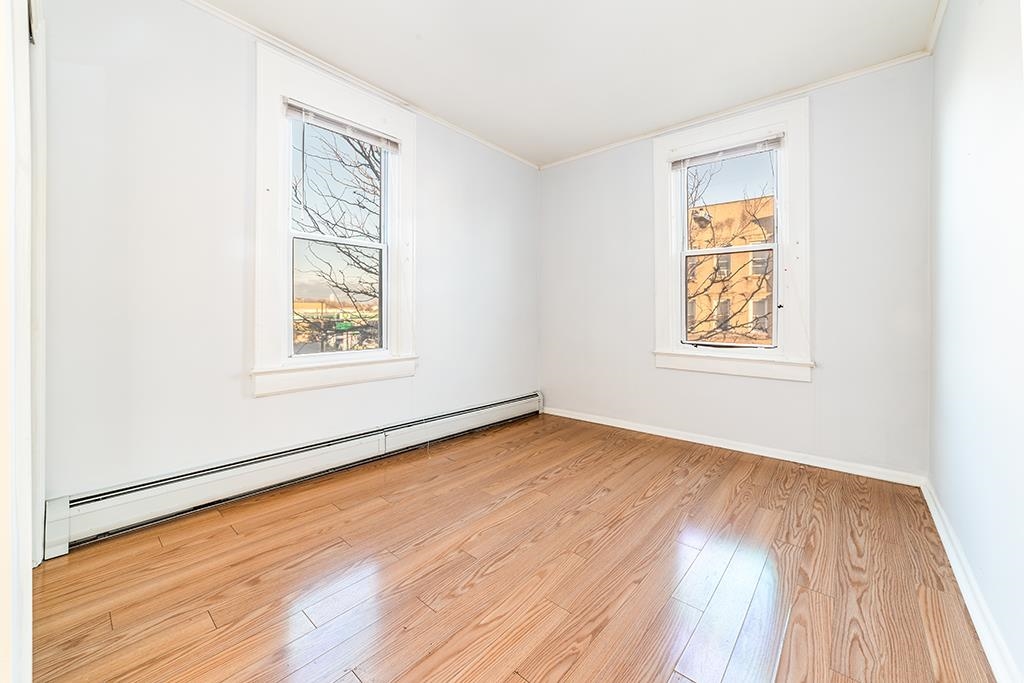 1043 BROADWAY