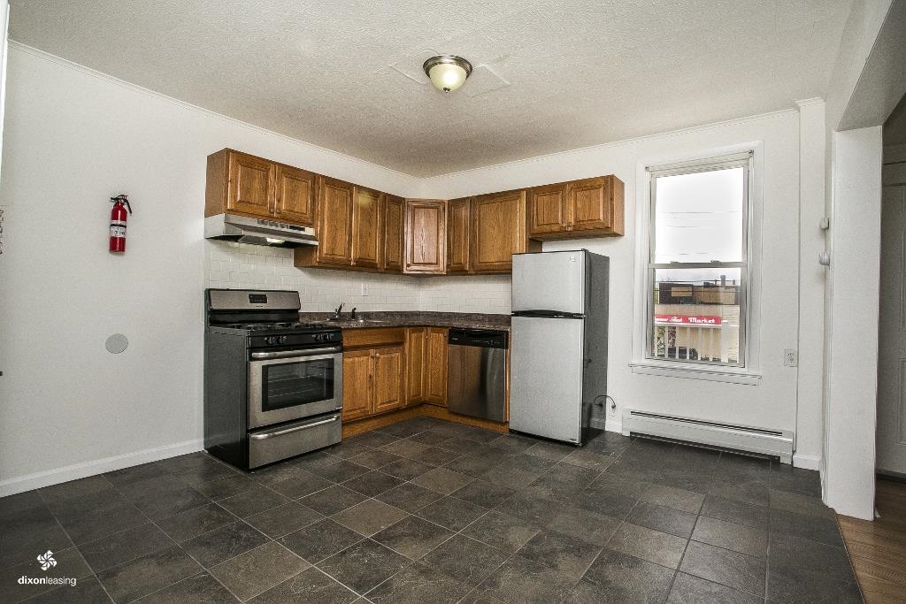 1043 BROADWAY