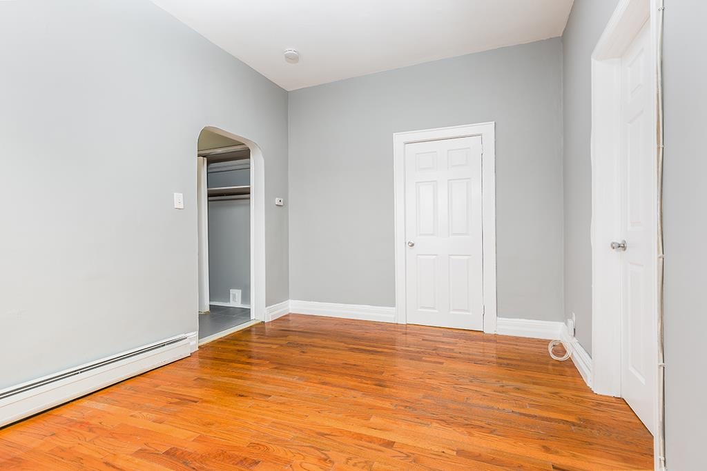 1043 BROADWAY