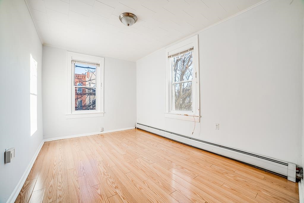 1043 BROADWAY