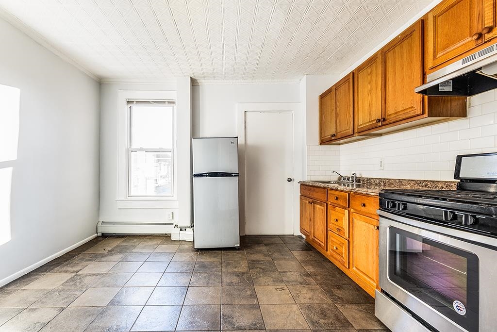 1043 BROADWAY