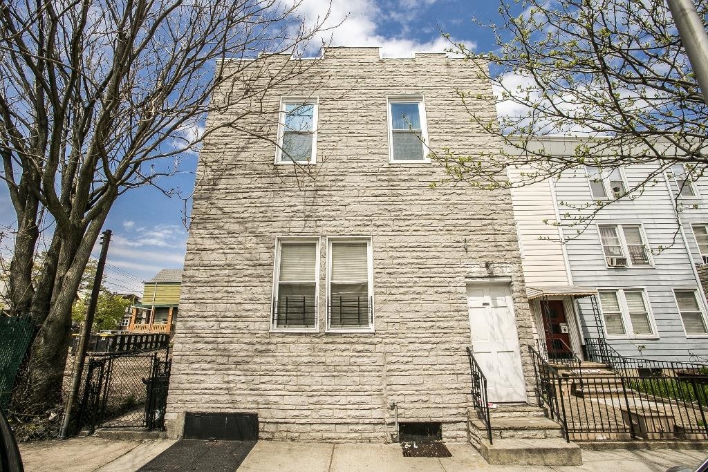 1043 BROADWAY