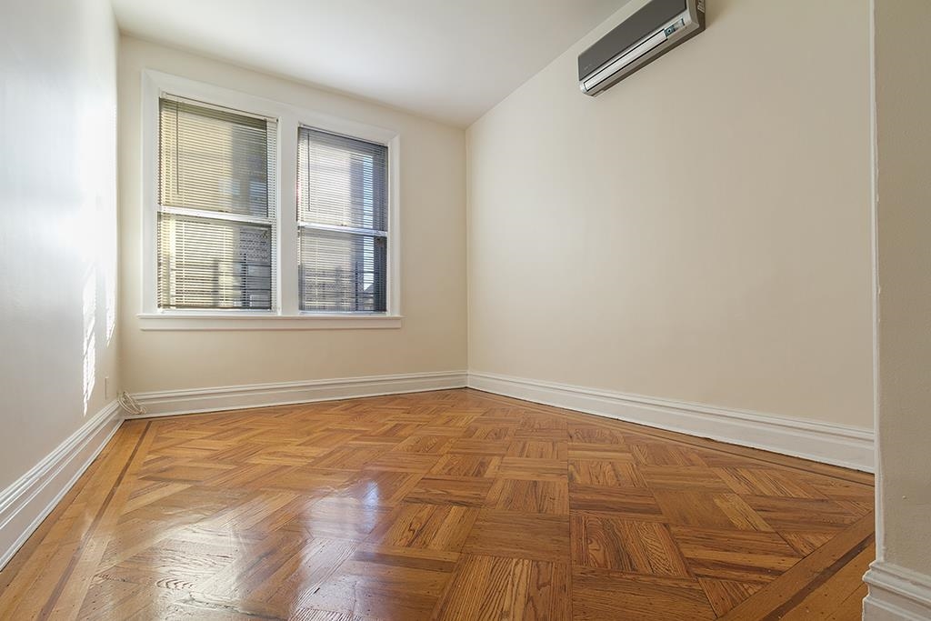 7 NEWARK BAY CT