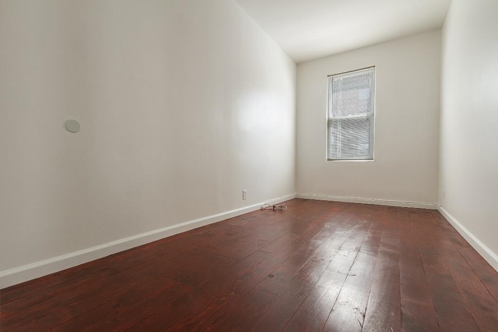 7 NEWARK BAY CT